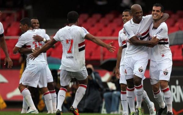 Jogadores comemoram o gol de Rhodolfo, o primeiro da goleada deste domingo.(Imagem:Gaspar N&oacute;brega/VIPCOMM)