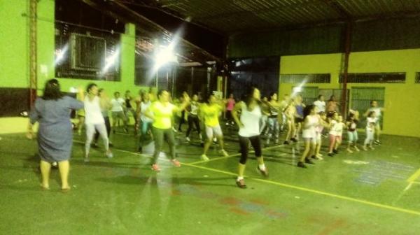 Dia da Mulher &eacute; comemorado com aul&atilde;o de Zumba na Escola Pequeno Pr&iacute;ncipe.(Imagem:FlorianoNews)