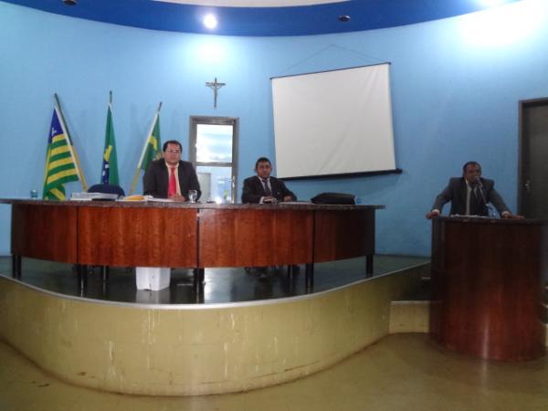 Sess&atilde;o na C&acirc;mara debate merenda e transporte escolar.(Imagem:FlorianoNews)
