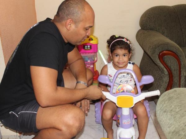 Cledilton e a filha Isis(Imagem:Gilcilene Ara&uacute;jo/G1)