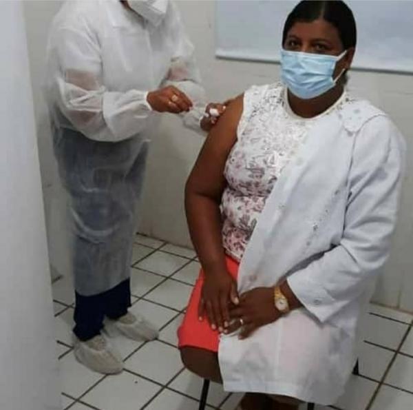 Primeira pessoa a receber a vacina(Imagem:Divulga&ccedil;&atilde;o)