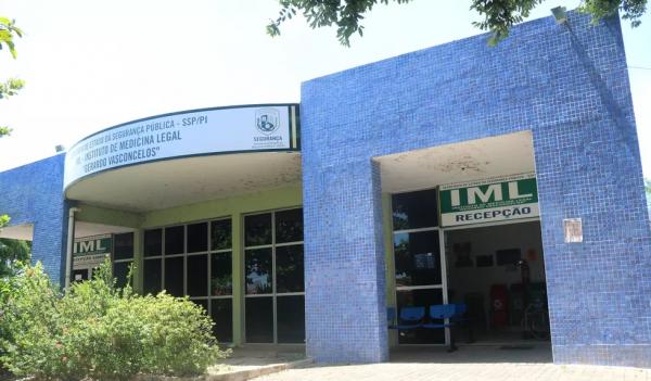 Mulher morre eletrocutada ao ligar extensão elétrica descalça no chão molhado em Teresina
