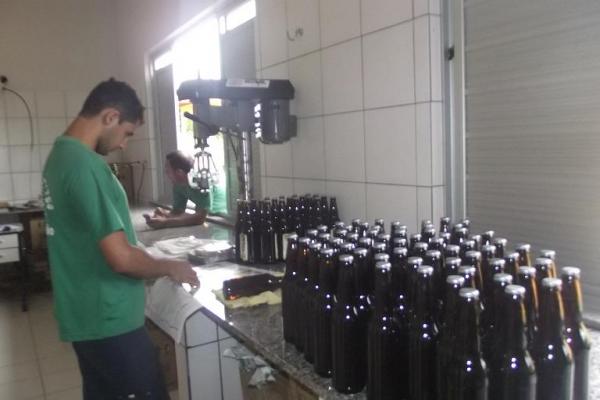 Rep&oacute;rter Amarelinho visita f&aacute;brica da cacha&ccedil;a Vale do Riach&atilde;o.(Imagem:FlorianoNews)
