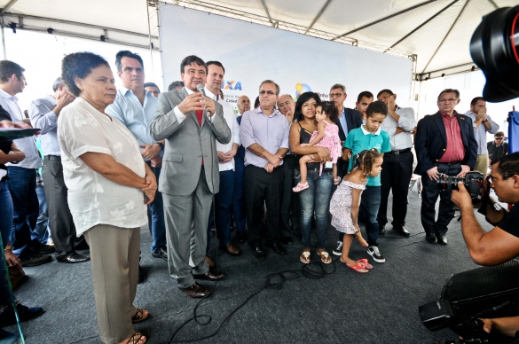 Governador participa da entrega de mais de 1.300 unidades residenciais