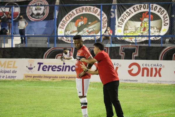  Juninho Arcanjo e o t&eacute;cnico Wallace Lemos.(Imagem: Julio Costa/RiverAC )