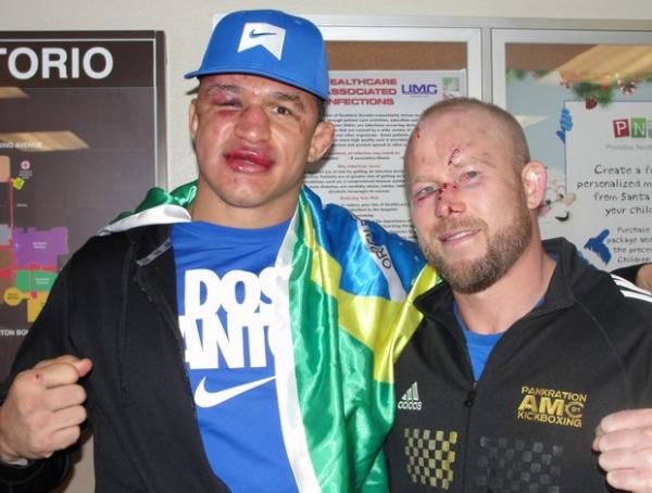 Cigano e Boetsch na sa&iacute;da do hospital em Las Vegas, ap&oacute;s o UFC 155.(Imagem:Marcelo Russio / SporTV.com)
