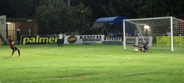 Douglas defende p&ecirc;nalti cobrado por L&uacute;cio Bala aos 25 minutos do primeiro tempo.(Imagem:Wenner Tito)