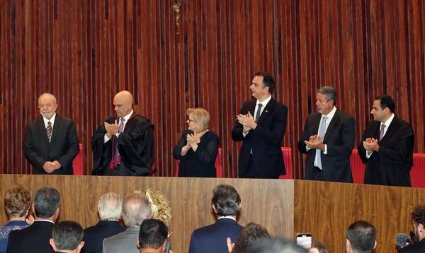 do presidente eleito, Luiz Inácio Lula da Silva, e do vice, Geraldo Alckmin, na sede do TSE.(Imagem:Fabio Rodrigues-Pozzebom/Agência Brasil)