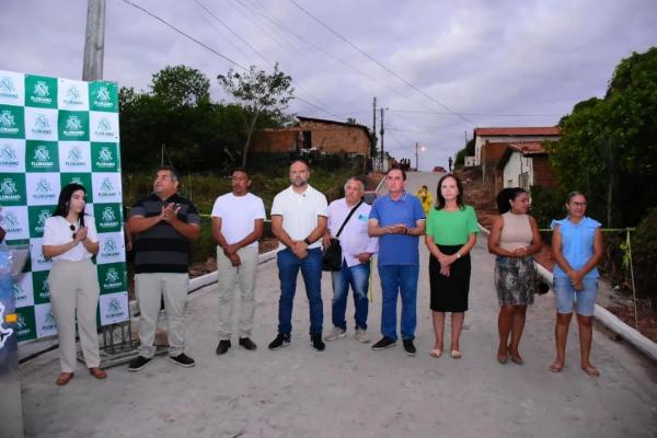 Vereadores de Floriano acompanham assinatura de ordens de serviço e entrega de obras à população(Imagem:Reprodução)