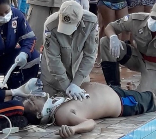 Homem tem traumatismo craniano após escorregar em tobogã e bater a cabeça