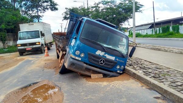 Buraco quase engole caminhão após parte de rua ceder em Teresina.(Imagem:Gilcilene Araújo/G1)