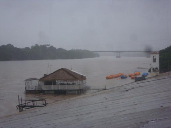 o nivel do Rio Parna&iacute;ba subiu muito(Imagem:reda&ccedil;&atilde;o)