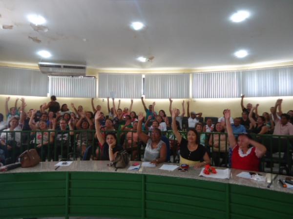 Durante assembleia professores decidem pela continuidade da greve em Floriano.(Imagem:FlorianoNews)