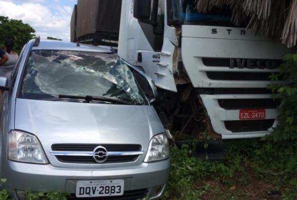 Carreta e ve&iacute;culo de passeio se chocam na BR-230.(Imagem:FlorianoNews)
