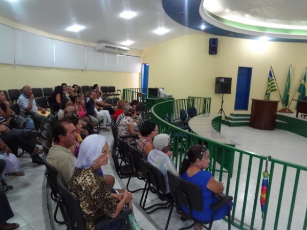 Trabalhadores em educa&ccedil;&atilde;o realizam assembleia e discutem precat&oacute;rios em Floriano.(Imagem:FlorianoNews)