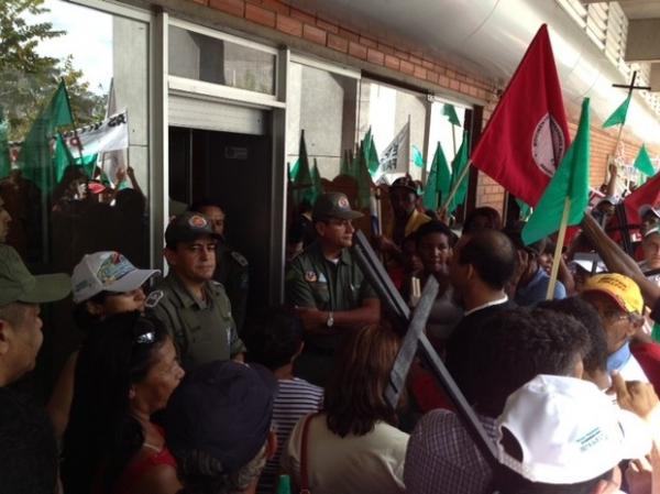 Manifestantes tentaram entrar no pr&eacute;dio da Assembleia Legislativa do Piau&iacute;.(Imagem:Gil Oliveira/G1)