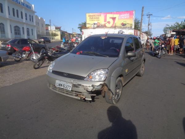 Colisão entre carro e moto deixa um ferido no bairro Ibiapaba