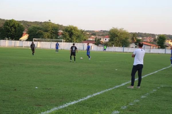 Oeirense x Corisabb&aacute; - Campeonato Piauiense 2024 - Agostini observa na beira do campo.(Imagem:Thiago Reis / Oeirense)
