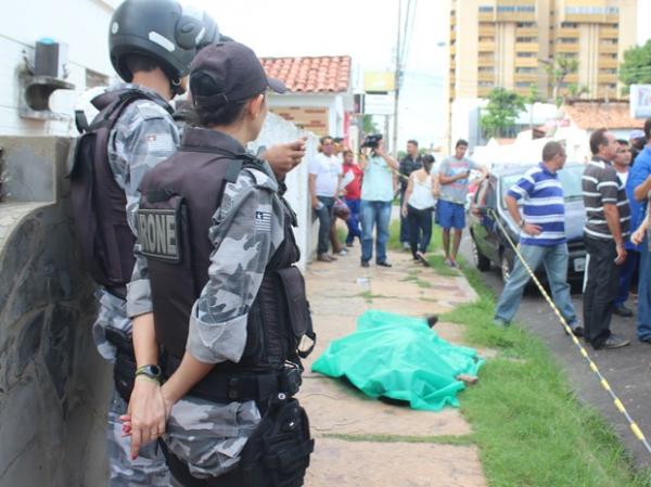 V&iacute;tima ainda tentou escapar, mas foi atingida e morreu.(Imagem:Ellyo Teixeira/G1)