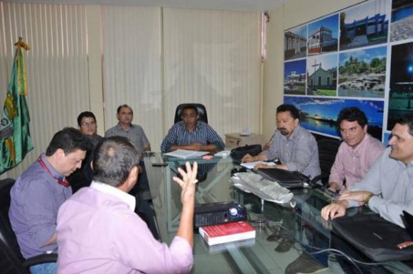 Banco do Nordeste apresenta linha de crédito para o setor rural ao prefeito de Floriano.(Imagem:SECOM)