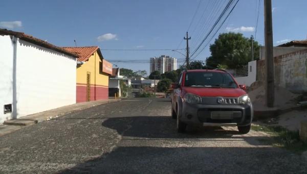  Ela entregou o aparelho e, quando olhou para o lado esquerdo, na esquina da rua de casa, onde fica um bar, um policial que ela j&aacute; conhecia da vizinhan&ccedil;a, correu em dire&ccedil;&atilde;o a elas (Imagem: Reprodu&ccedil;&atilde;o )