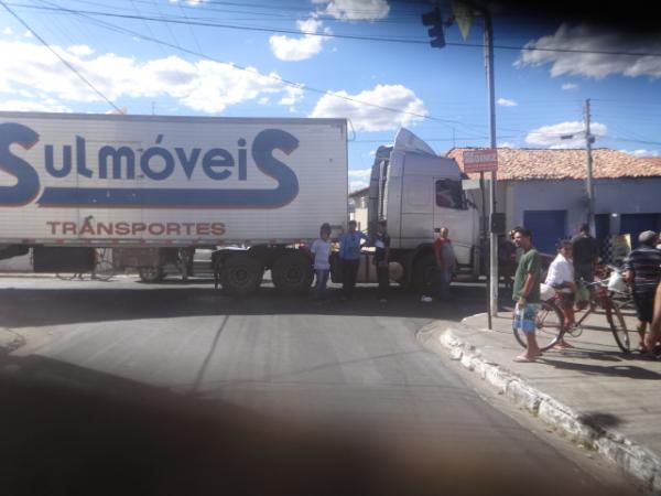 Carro capota após colidir com carreta no Centro de Floriano.(Imagem:FlorianoNews)