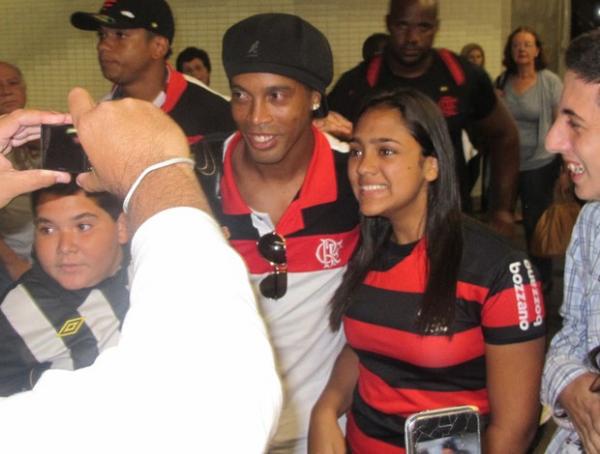 Ronaldinho Ga&uacute;cho posa para fotos com torcedores.(Imagem:Richard Souza/Globoesporte.com)