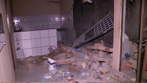 Fossa explode em quintal de casa na Zona Sul de Teresina; tr&ecirc;s pessoas ficaram feridas.(Imagem:Jairo Silva/ TV Clube)