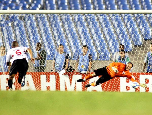 Rogério Ceni faz gol, pega pênalti, e São Paulo segura o líder Fluminense