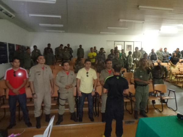 Policiais participam de palestra sobre atividade física e qualidade de vida
