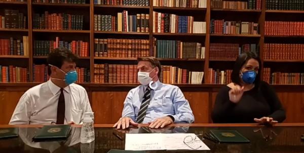 Coronavírus: Bolsonaro e ministro usam máscara em transmissão ao vivo por rede social