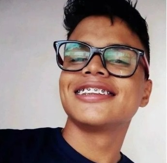 Garoto morre eletrocutado enquanto usava celular ligado na tomada
