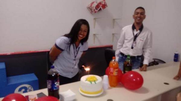 Armaz&eacute;m Para&iacute;ba celebra anivers&aacute;rio de colaboradora em Floriano.(Imagem:FlorianoNews)
