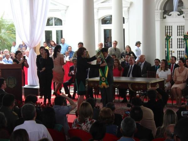 Faixa governamental foi entregue pela chefe do cerimonial do governo Em&iacute;lia Nunes.(Imagem:Ellyo Teixeira/G1)