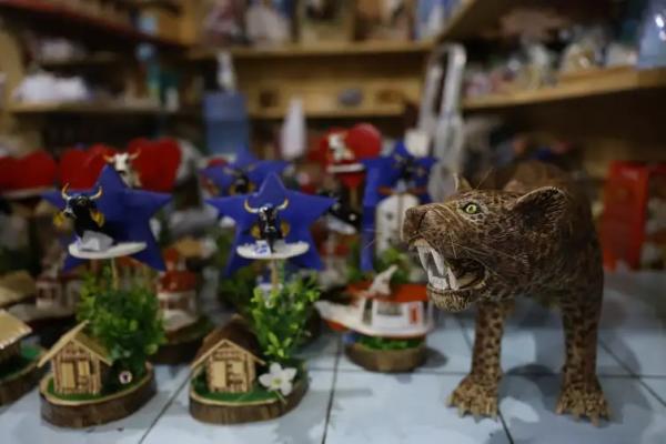 Com&eacute;rcio de artesanato no Festival Folcl&oacute;rico de Parintins.(Imagem:Fernando Fraz&atilde;o/Ag&ecirc;ncia Brasil )