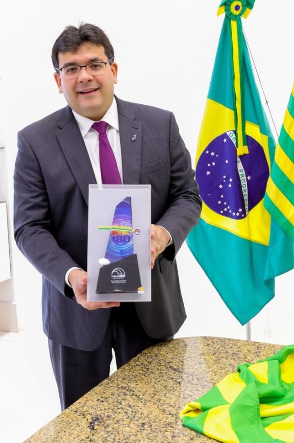 Trof&eacute;u foi entregue ao governador nessa sexta-feira (8), no Pal&aacute;cio de Karnak.(Imagem:Divulga&ccedil;&atilde;o)