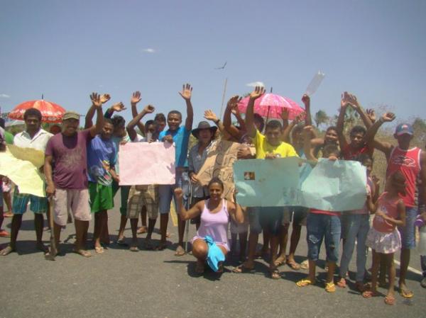 PI-130 é bloqueada por seis horas em protesto por abastecimento de água