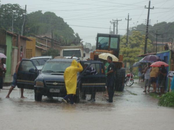 trabalho duro na chuva(Imagem:reda&ccedil;&atilde;o)