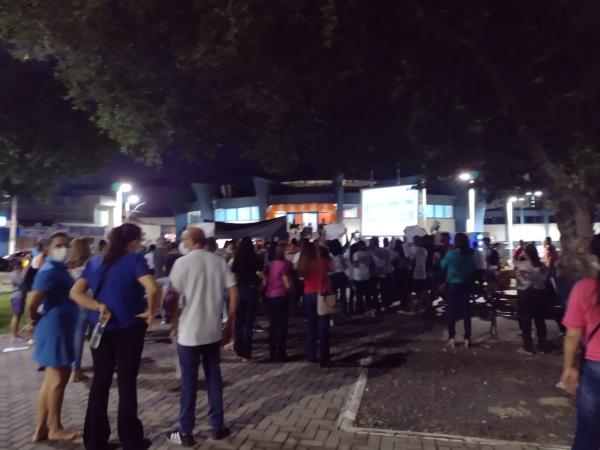 Profissionais da educa&ccedil;&atilde;o de Floriano fazem manifesta&ccedil;&atilde;o durante solenidade partid&aacute;ria(Imagem:FlorianoNews)