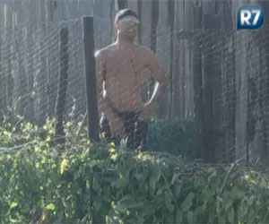 Dinei se estressa ao limpar galinheiro da fazenda