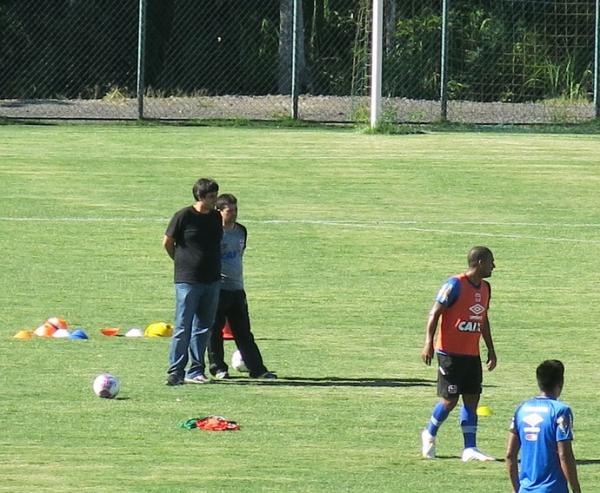 Euriquinho com Evangelista: filho do presidente cobrou rendimento na v&eacute;spera de jogo com Gr&ecirc;mio.(Imagem:Raphael Zarko)