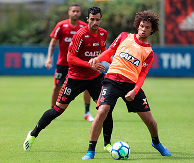 Flamengo recebe o Vitória para manter busca pela liderança