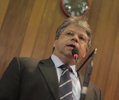 Deputado Gustavo Neiva reage às críticas e diz defender interesses do Piauí
