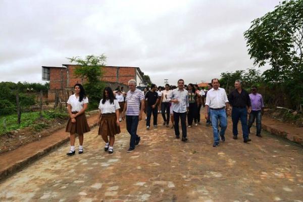 Prefeito de Floriano inaugura calçamento da Rua São José.(Imagem:Waldemir Miranda)