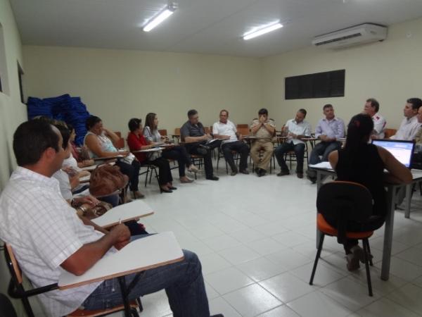 Entidades e &oacute;rg&atilde;os p&uacute;blicos se re&uacute;nem para definir programa&ccedil;&atilde;o da semana nacional do tr&acirc;nsito.(Imagem:FlorianoNews)