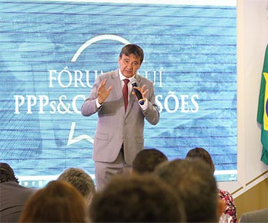 Governador diz que PT amadureceu sobre PPPs ao discursar em Fórum