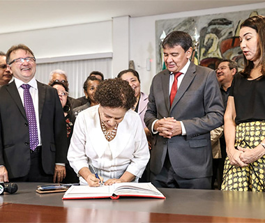Regina toma posse e comandará etapa final da reforma administrativa