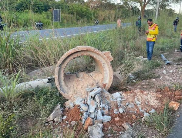  Com o impacto da colis&atilde;o, um poste da BR-343 caiu.(Imagem:Divulga&ccedil;&atilde;o/Bombeiros )