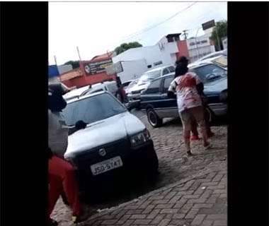 Mulher esfaqueada em via pública passa por cirurgia e está estável