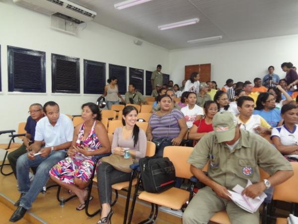 Agentes de sa&uacute;de recebem fardamento em Floriano.(Imagem:FlorianoNews)